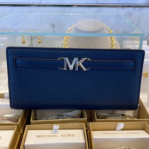 Michael Kors Reed Large Bifold Pebbled Leather Snap Wallet Card Case 
Navy 
NWT - Picture 8 of 16